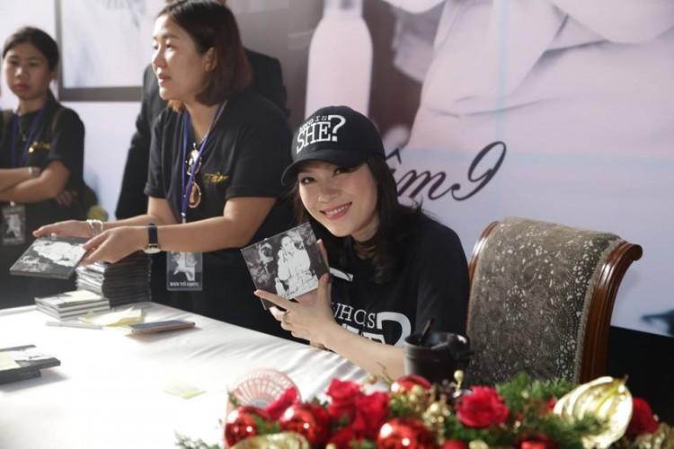 Tròn 1 năm Tâm 9 ra mắt, Mỹ Tâm gây sốt bởi hình ảnh đẹp tại buổi ký tặng album-6