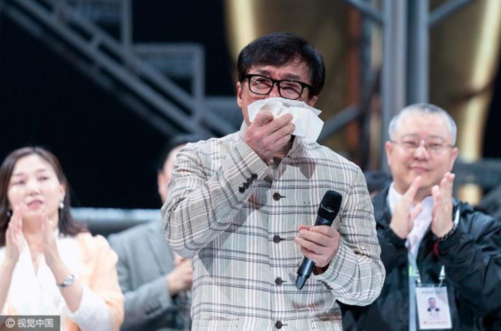 SHOCK Bộ mặt thật của Jackie Chan Thành Long: Gã đàn ông ít học bạc đãi vợ con, đam mê cờ bạc, qua đêm với hàng tá gái mại dâm-5