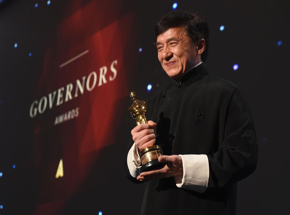 SHOCK Bộ mặt thật của Jackie Chan Thành Long: Gã đàn ông ít học bạc đãi vợ con, đam mê cờ bạc, qua đêm với hàng tá gái mại dâm-6
