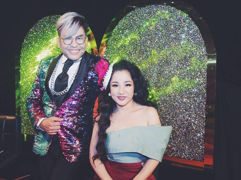 Đỡ không nổi gu thời trang hoa hòe hoa sói của MC Thanh Bạch ở tuổi 59-6