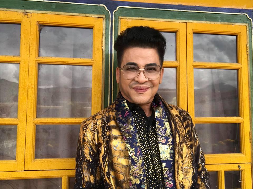 Đỡ không nổi gu thời trang hoa hòe hoa sói của MC Thanh Bạch ở tuổi 59-7