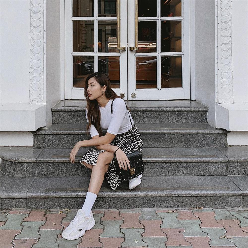 Thúy Vi đốt mắt với mốt quần short 15cm - Hòa Minzy diện đầm trắng thả thính trước tin đồn sắp lên xe hoa-9