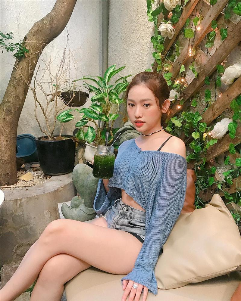 Thúy Vi đốt mắt với mốt quần short 15cm - Hòa Minzy diện đầm trắng thả thính trước tin đồn sắp lên xe hoa-8