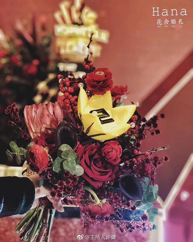 Khi cô dâu chú rể cuồng BigBang, hôn trường trang trí đỏ rực và lightstick làm hoa cưới như thế này!-4