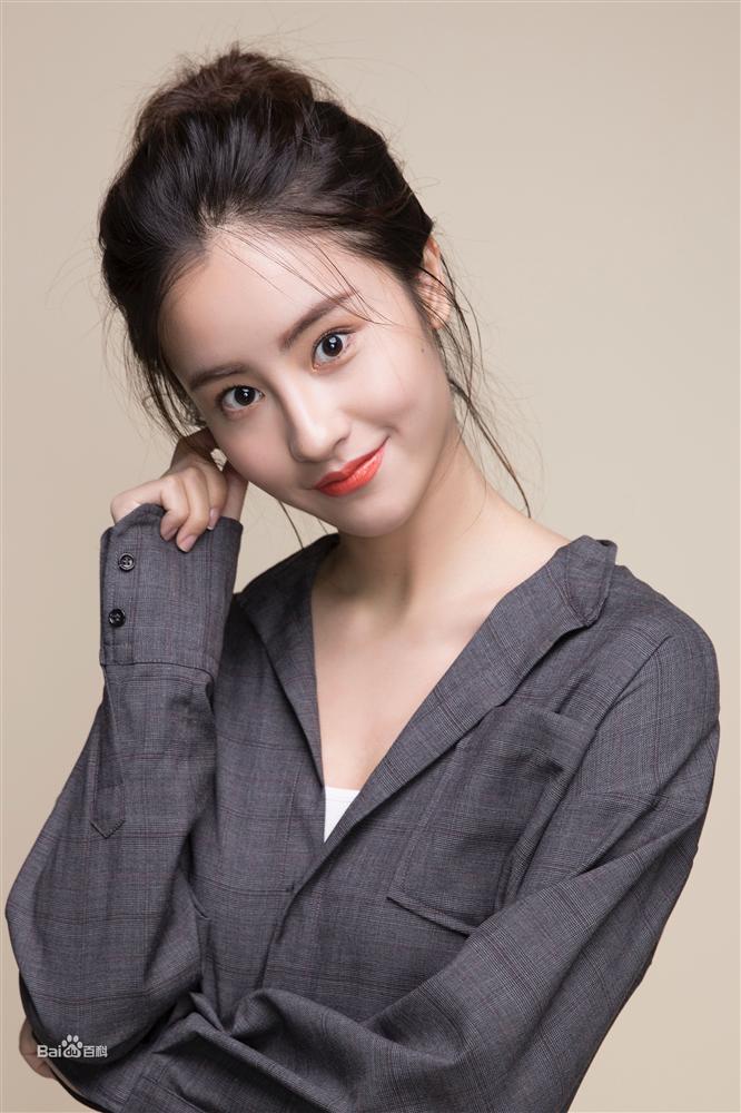 Bị chê thê thảm khi xuất hiện trên poster Thần điêu đại hiệp 2018, thực ra ngoài đời Tiểu Long Nữ rất xinh-11