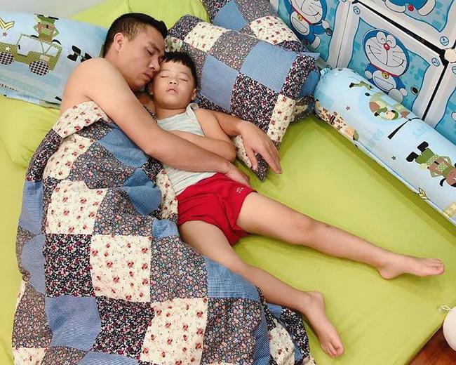 Những tấm ảnh ngọt ngào đánh bay khoảng cách bố dượng - con riêng của hôn phu BTV Hoàng Linh-8