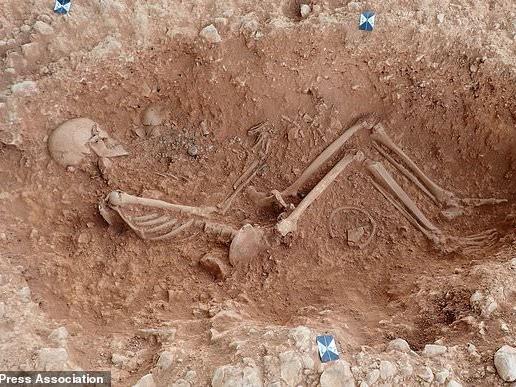 Nhiều hài cốt trong tư thế bó gối chôn cất bên bờ sông Nile-3
