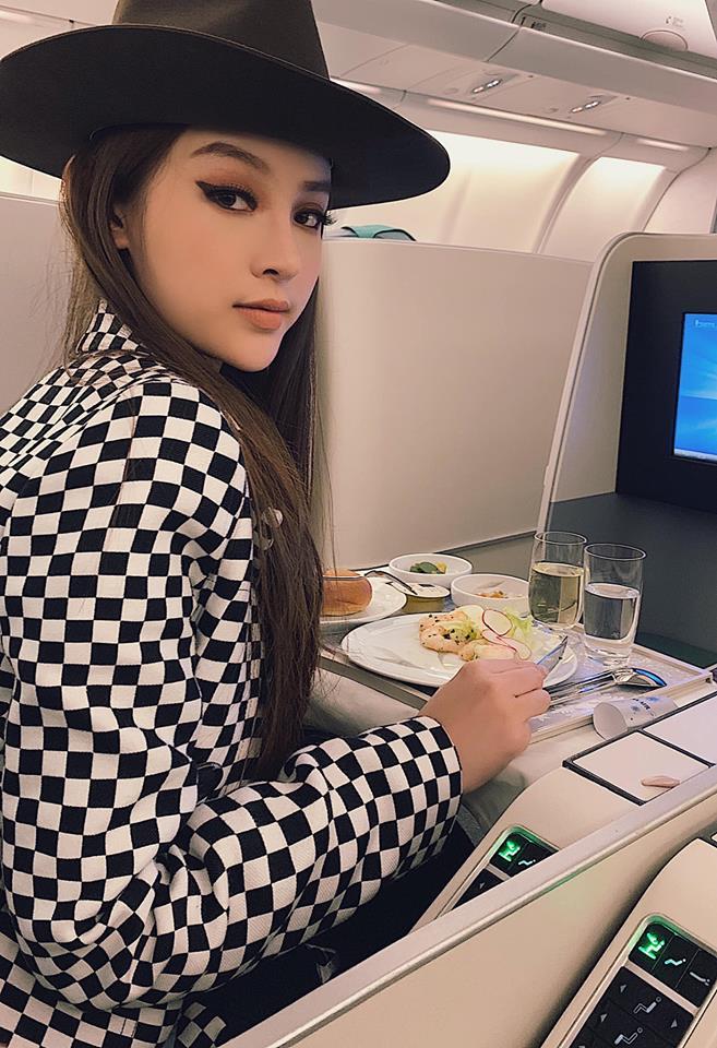 Vẫn biết là hàng giả nhưng Bà Tưng ngày càng khiến người nhìn say mê với vòng 1 như muốn đâm thủng váy-11