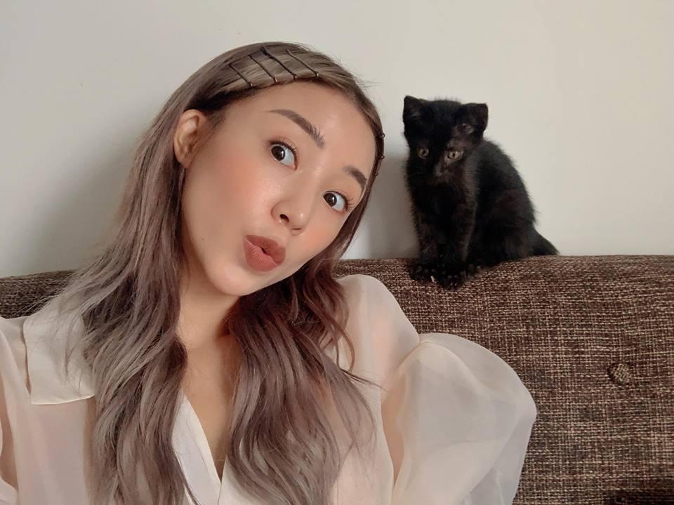 Vẫn biết là hàng giả nhưng Bà Tưng ngày càng khiến người nhìn say mê với vòng 1 như muốn đâm thủng váy-8