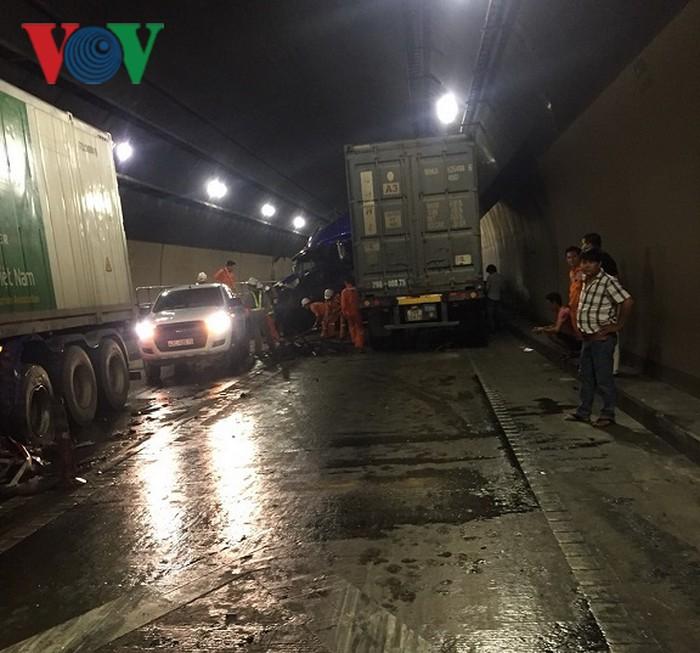 Tai nạn trong hầm đường bộ Hải Vân, ách tắc giao thông Bắc - Nam-1