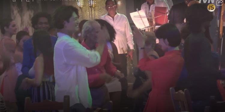 Encounter tung clip hậu trường ở Cuba: Park Bo Gum nghịch ngợm, Song Hye Kyo sang chảnh nhưng thân thiện-11