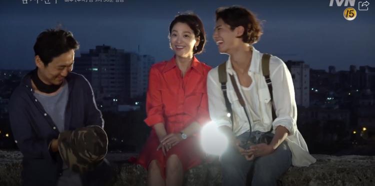 Encounter tung clip hậu trường ở Cuba: Park Bo Gum nghịch ngợm, Song Hye Kyo sang chảnh nhưng thân thiện-10