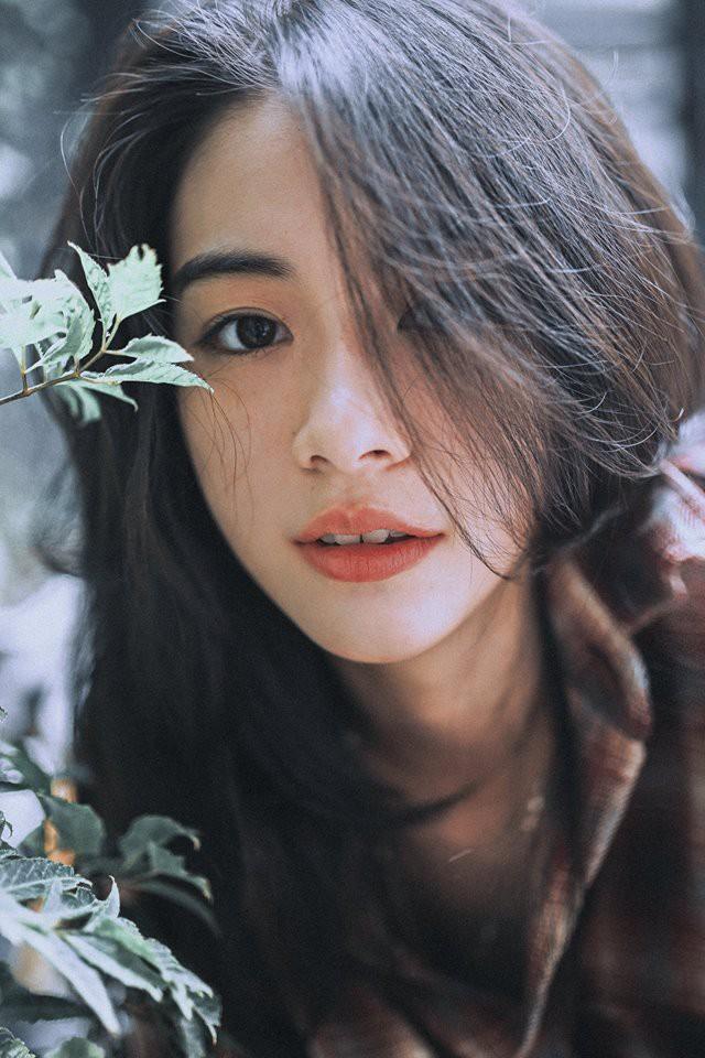 Cô nàng đi dép lê, ngồi bụi cây, chụp ảnh tự sướng vẫn xinh đẹp bất chấp-2