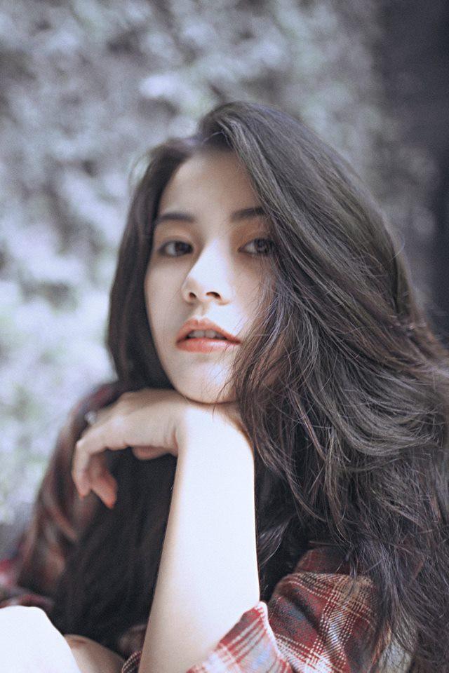 Cô nàng đi dép lê, ngồi bụi cây, chụp ảnh tự sướng vẫn xinh đẹp bất chấp-4