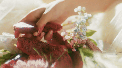 SHOCK: Lọt hình ảnh Chi Pu tạo dáng nhạy cảm trong những cảnh không được lên sóng của MV 16+-1