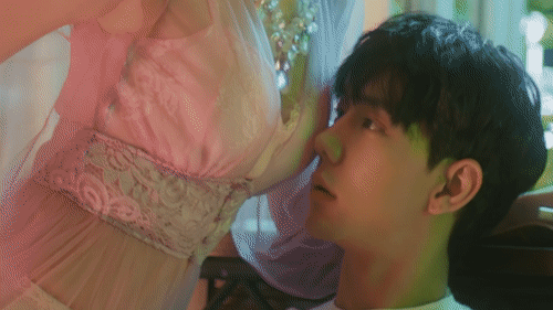 SHOCK: Lọt hình ảnh Chi Pu tạo dáng nhạy cảm trong những cảnh không được lên sóng của MV 16+-2