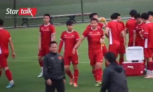 Hết nắm tay lại còn cõng nhau, đội tuyển Việt Nam lại xuất hiện cặp đam mỹ chú cháu mang tên Song Đức-1