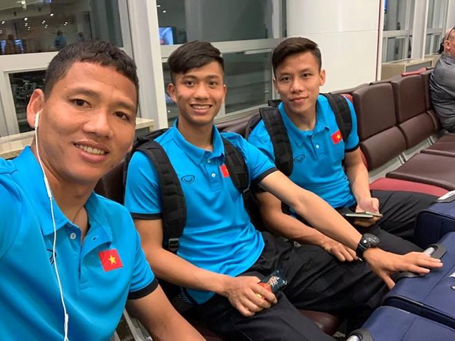 Hết nắm tay lại còn cõng nhau, đội tuyển Việt Nam lại xuất hiện cặp đam mỹ chú cháu mang tên Song Đức-4