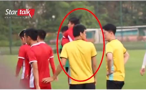 Hết nắm tay lại còn cõng nhau, đội tuyển Việt Nam lại xuất hiện cặp đam mỹ chú cháu mang tên Song Đức-2