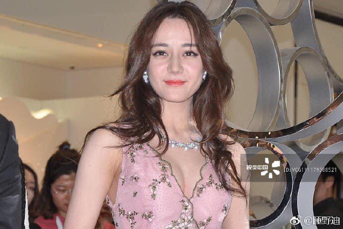 Triệu Vy - Địch Lệ Nhiệt Ba lộ ảnh mặt nhăn nhúm, chảy xệ khác xa hình photoshop-7