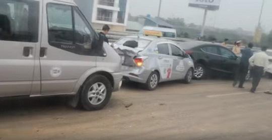 Đổ bùn đất giữa đường gần sân bay Nội Bài, nhiều ô tô tông nhau liên hoàn-1