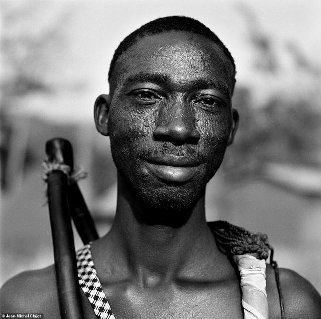 Hủ tục rạch mặt trẻ em để đánh dấu tuổi trưởng thành-2