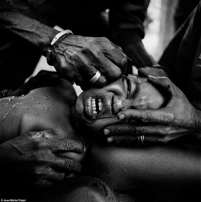 Hủ tục rạch mặt trẻ em để đánh dấu tuổi trưởng thành-3