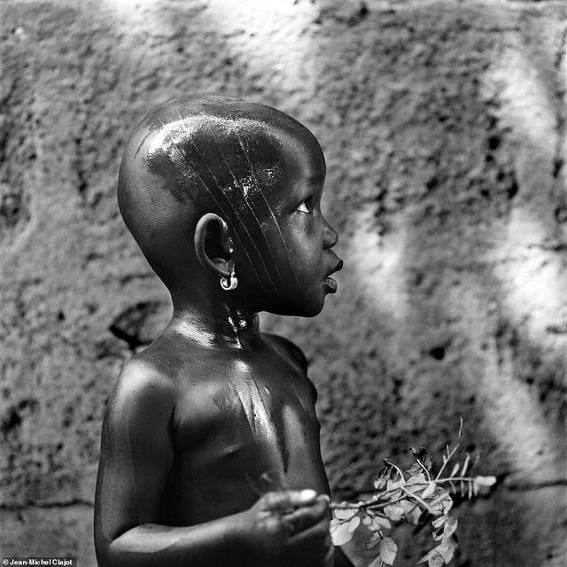 Hủ tục rạch mặt trẻ em để đánh dấu tuổi trưởng thành-4