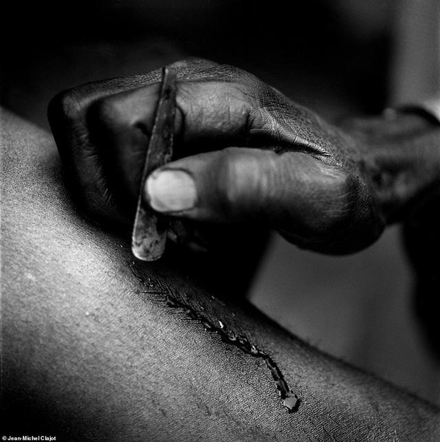 Hủ tục rạch mặt trẻ em để đánh dấu tuổi trưởng thành-6