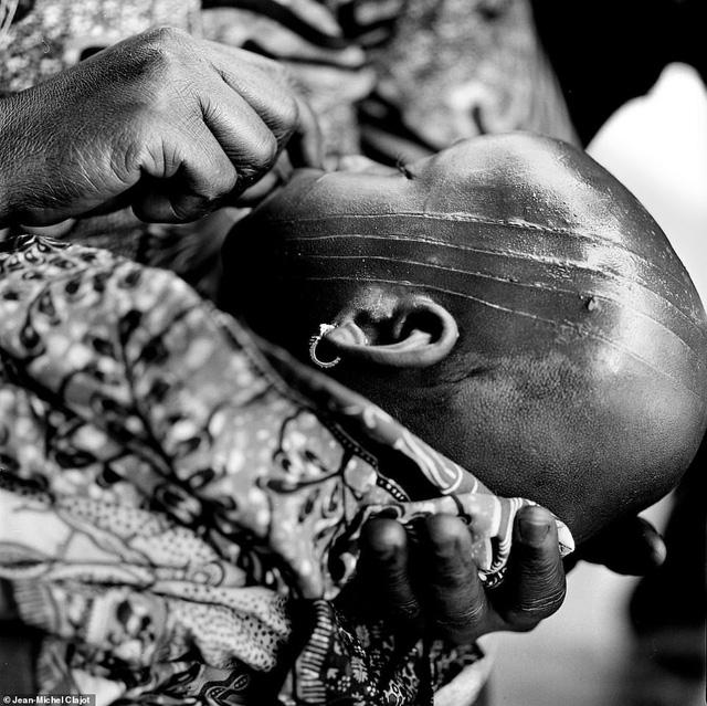 Hủ tục rạch mặt trẻ em để đánh dấu tuổi trưởng thành-7