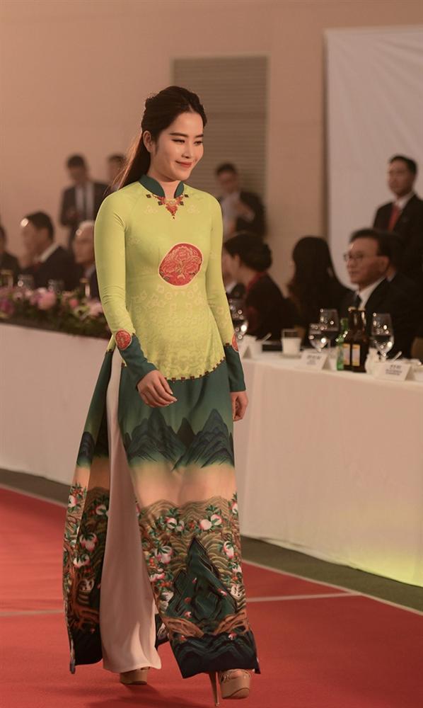 Giữa tin đồn mắc bệnh trầm cảm độ 2, Nam Em bất ngờ tái xuất sàn catwalk thần thái đỉnh cao-2