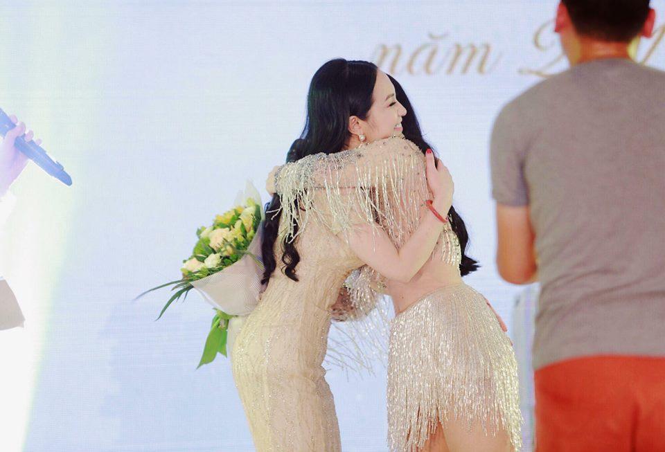 Huyền Baby khoe ảnh đọ sắc cùng chị và em gái, dân tình tấm tắc: Các cụ thân sinh quả thật khéo đẻ-2