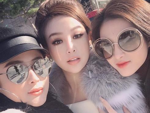 Huyền Baby khoe ảnh đọ sắc cùng chị và em gái, dân tình tấm tắc: 'Các cụ thân sinh quả thật khéo đẻ'