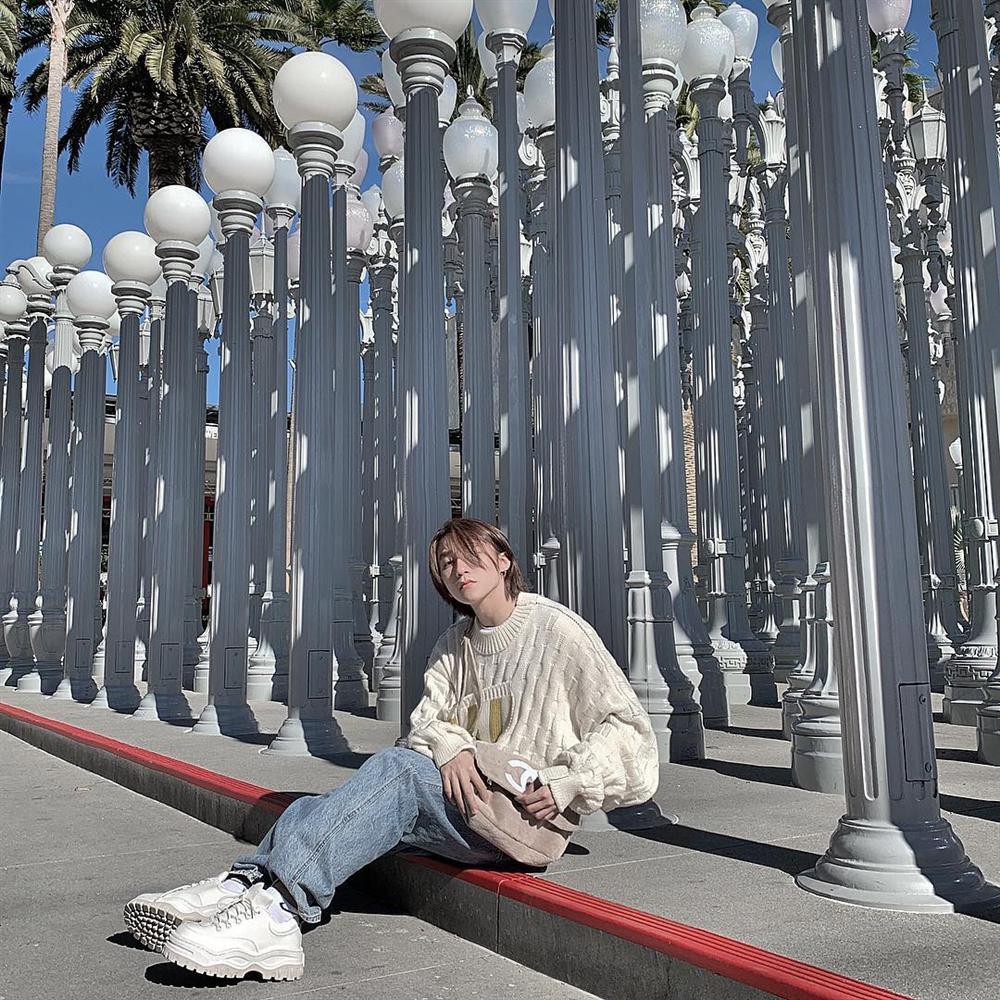 Hương Tràm khoe nửa vòng 1 nóng bỏng - Sơn Tùng bất ngờ dịu dàng đằm thắm đẹp nhất STREET STYLE sao Việt-6