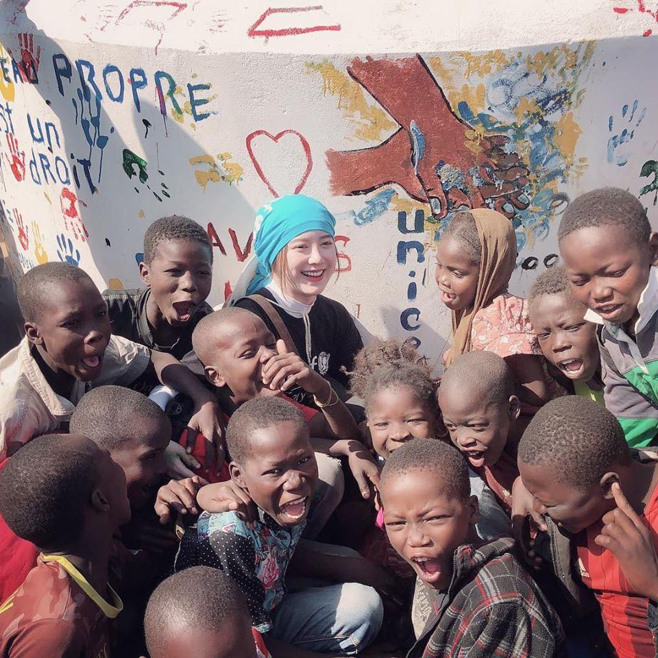 Nàng cỏ Goo Hye Sun xinh đẹp và giản dị đi làm từ thiện ở trời Âu-1