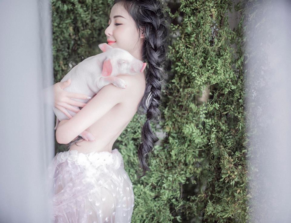 Trào lưu chụp hình cùng lợn: Chi Pu, Ngân 98 phản cảm bao nhiêu thì Lý Nhã Kỳ, Hoàng Yến Chibi lại mộng mơ bấy nhiêu-9