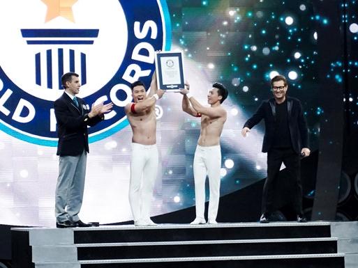 Bịt mắt đếm tiền nhanh như máy để lập kỷ lục thế giới tại Trung Quốc-2