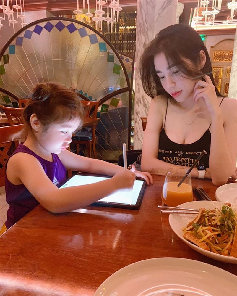 Lém lỉnh như ái nữ nhà Elly Trần: Thuyết phục ba mẹ tới trường bằng lý do không thể từ chối-1