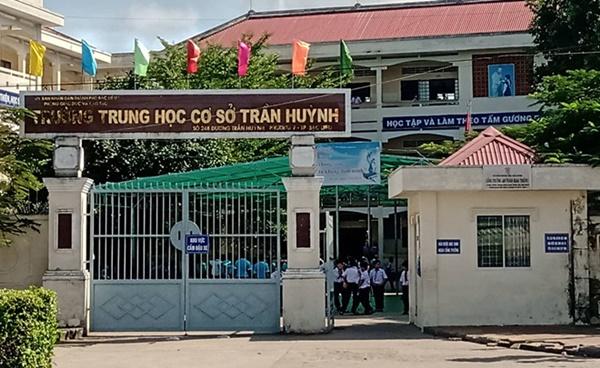 Vợ xúc phạm thầy giáo vì chiếc quần, chồng đến trường xin lỗi-2