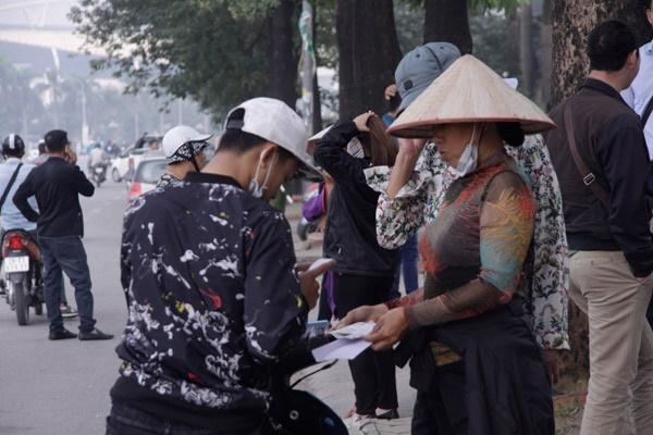 Trước trận bán kết Việt Nam - Philippines lượt về: Giá vé chợ đen tăng chóng mặt-2