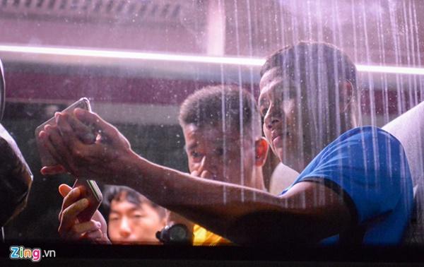 Thầy trò HLV Park Hang-seo xem trận Thái Lan và Malaysia ngay trên ôtô-2