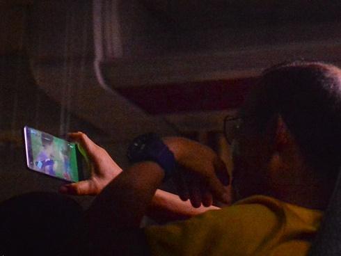 Thầy trò HLV Park Hang-seo xem trận Thái Lan và Malaysia ngay trên ôtô