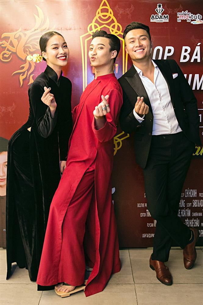 Mai Ngô té sấp mặt vì tạo dáng chụp ảnh khi đến chúc mừng Adam Lâm ra mắt MV cổ trang-3