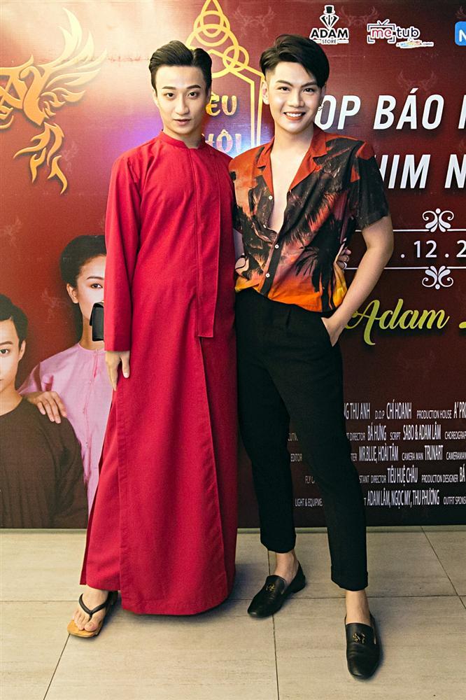Mai Ngô té sấp mặt vì tạo dáng chụp ảnh khi đến chúc mừng Adam Lâm ra mắt MV cổ trang-4