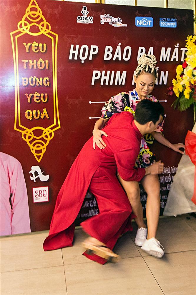 Mai Ngô té sấp mặt vì tạo dáng chụp ảnh khi đến chúc mừng Adam Lâm ra mắt MV cổ trang-6