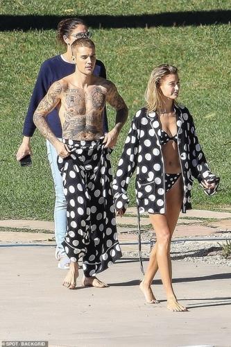 Vợ chồng Justin Bieber - Hailey Baldwin mặc quần đôi đi ăn trưa ở Mỹ-7