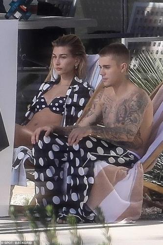 Vợ chồng Justin Bieber - Hailey Baldwin mặc quần đôi đi ăn trưa ở Mỹ-8