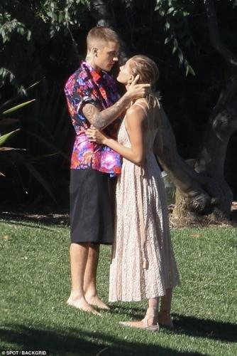 Vợ chồng Justin Bieber - Hailey Baldwin mặc quần đôi đi ăn trưa ở Mỹ-9