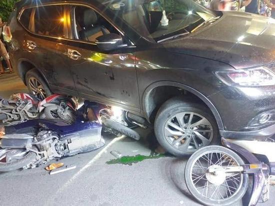 Ô tô 'điên' tông hàng loạt xe máy, cuốn 1 trẻ em và 3 người lớn vào gầm