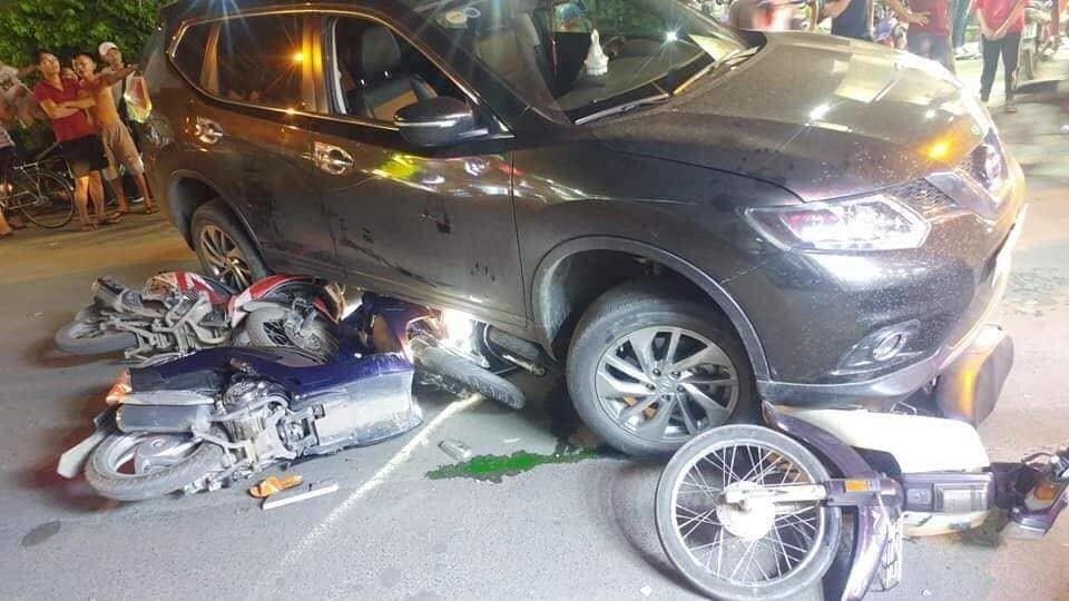 Ô tô điên tông hàng loạt xe máy, cuốn 1 trẻ em và 3 người lớn vào gầm-2